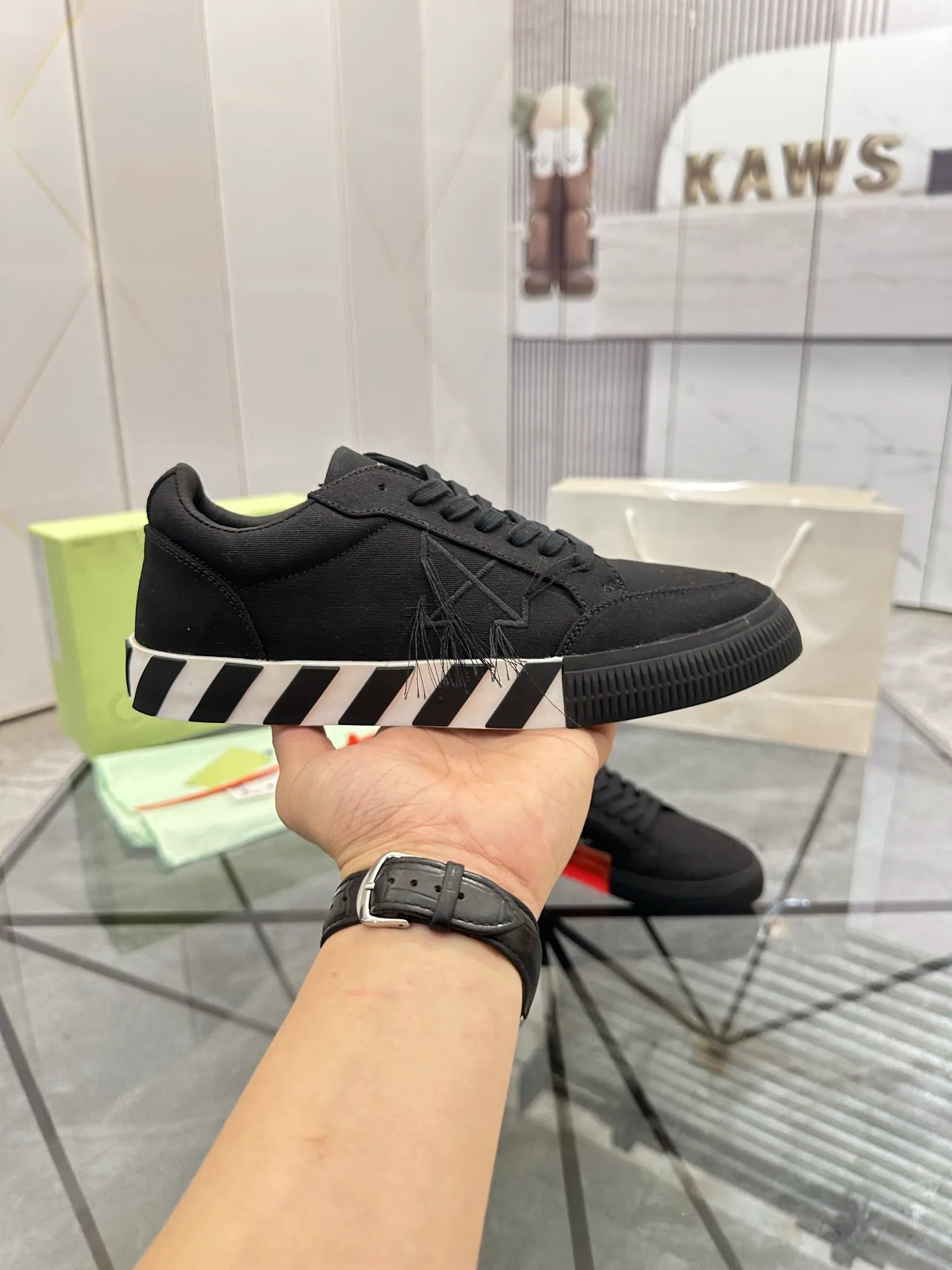 Selling men's shoes 💰: 💰P440¥ Product trademark: OFF WHITE *"OFF WHITE*" low-top casual shoes Regular size: 35-45 (can be customized to 46) Couple style Product materials: Original fabric from the upper counter, breathable lining, original outsole. No.: H203